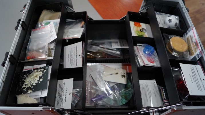 Słupeccy policjanci dostali walizkę pełną imitacji narkotyków