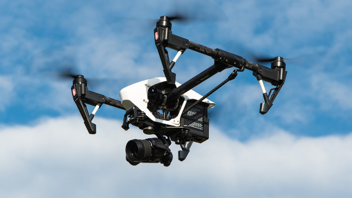 Latanie dronem bez zezwolenia a kwestie bezpieczeństwa
