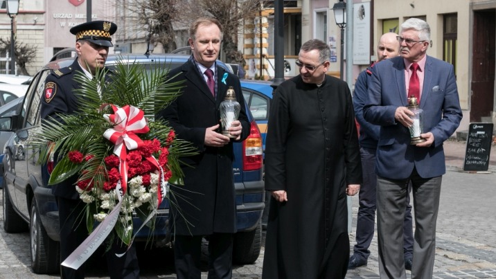 Uczcili 13 rocznicę śmierci Jana Pawła II. Znicze i kwiaty po tablicą