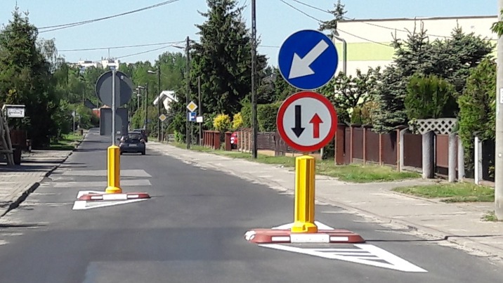 Spowalniacz na środku ul. Leśnej. Kto wpadł na taki pomysł?