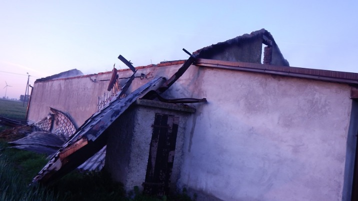 Pożar w Tarnówce. Spalił się dach budynku gospodarczego