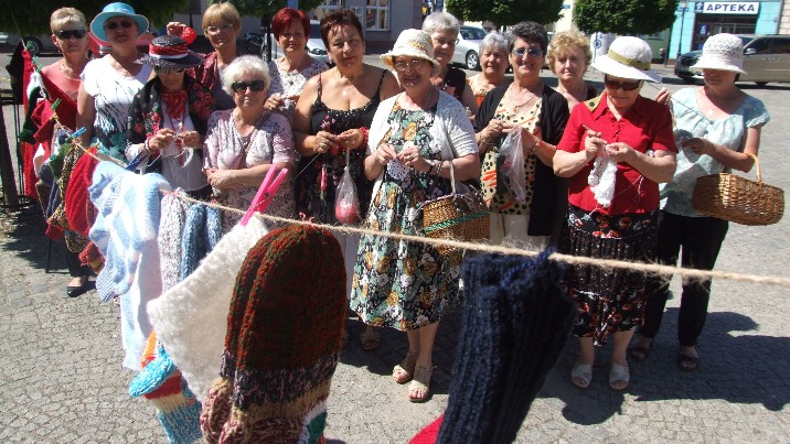 "Włóczkersi" w Koninie. Seniorki uczciły Dzień Robienia na Drutach