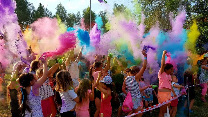 Konin. Festiwal kolorów podczas rodzinnego festynu na Zatorzu