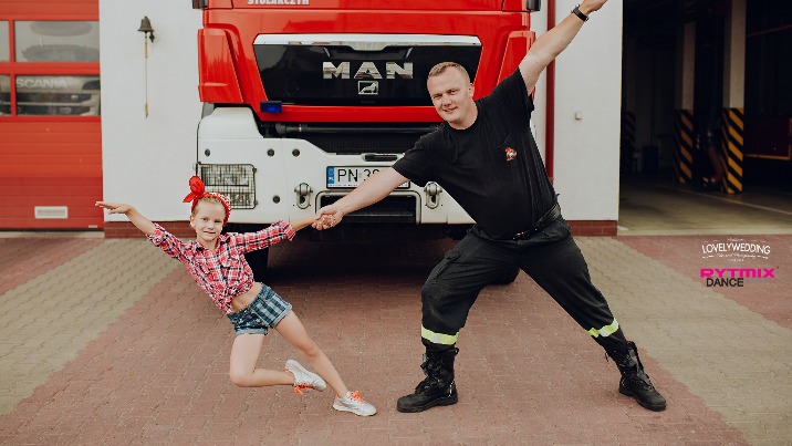 Wspólna sesja fotograficzna z okazji Dnia Ojca. Tancerka i strażakÂ 