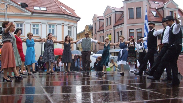 Konin. Festiwal Sztuki Ludowej przerwany przez ulewny deszcz
