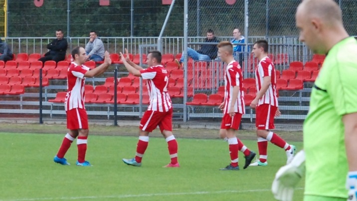Niższe ligi piłkarskie: LKS Ślesin wciąż liderem w okręgówce