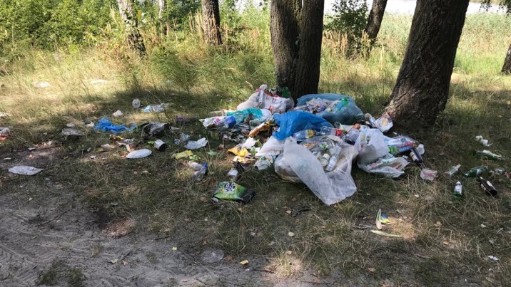 Po interwencji uprzątnięto śmieci znad Jeziora Głodowskiego