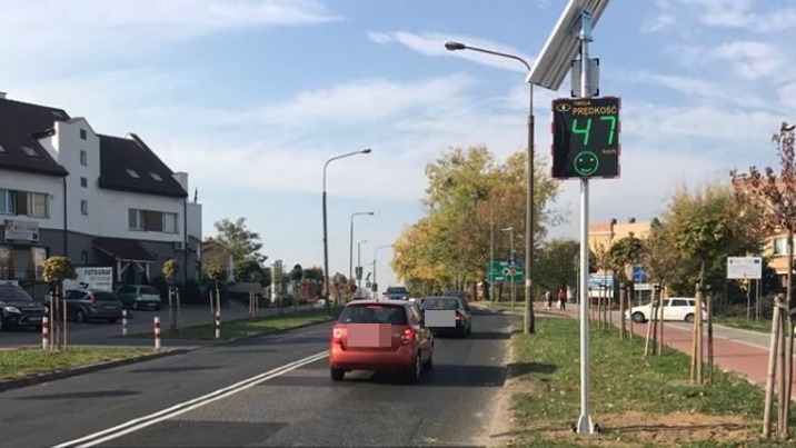 Konin. Tablica mierząca prędkość przy przejściu dla pieszych