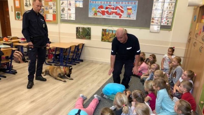 Koło. Policyjny pies przewodnik "odwiedził" dzieci w przedszkolu
