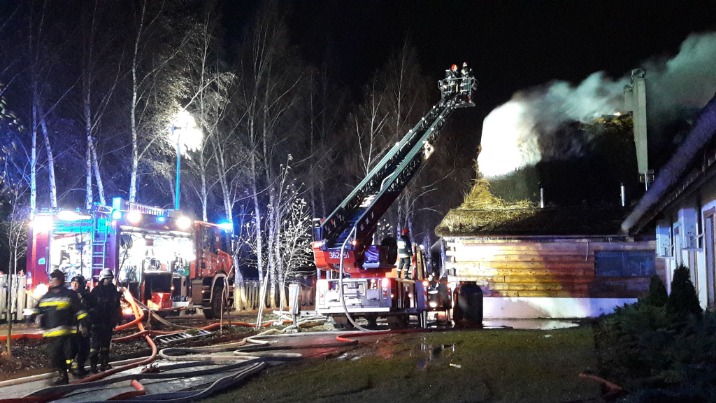 Pożar sali weselnej w Skansenie Bicz. Strażacy walczą z ogniem