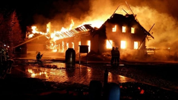 Doszczętnie spłonął budynek w Biczu. Trwa ustalanie przyczyn