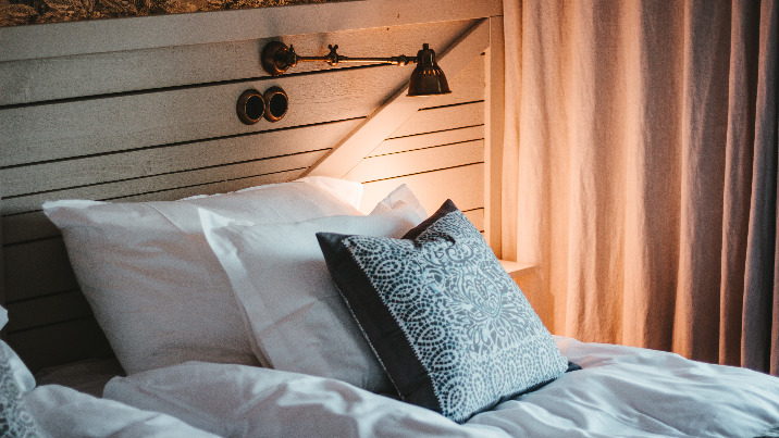 Jakie dodatki pozwolą Ci na zbudowanie przytulnego nastroju w Twojej sypialni?