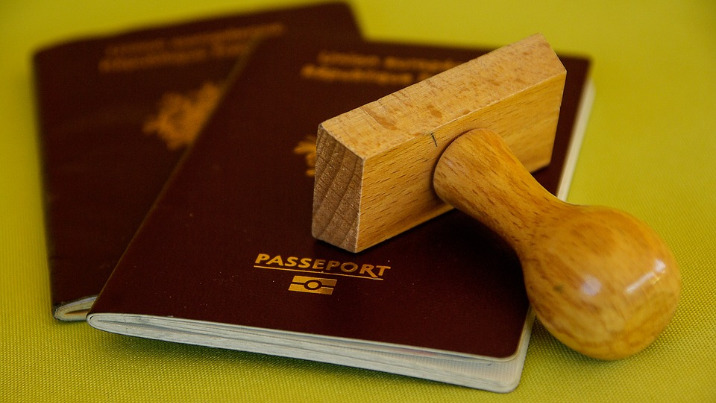 Bądź bezpieczny za granicą. 4 rzeczy, które trzeba zrobić przed wyjazdem