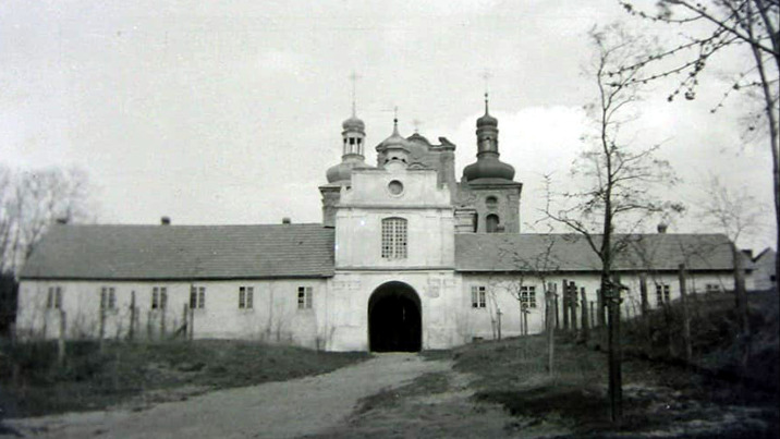 Kt&oacute;ry po ponad stu latach zakonnik&oacute;w do Bieniszewa sprowadził