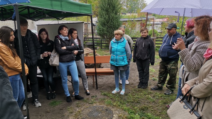 Podwórko to ich wspólna przestrzeń. Mieszkańcy urządzili teren