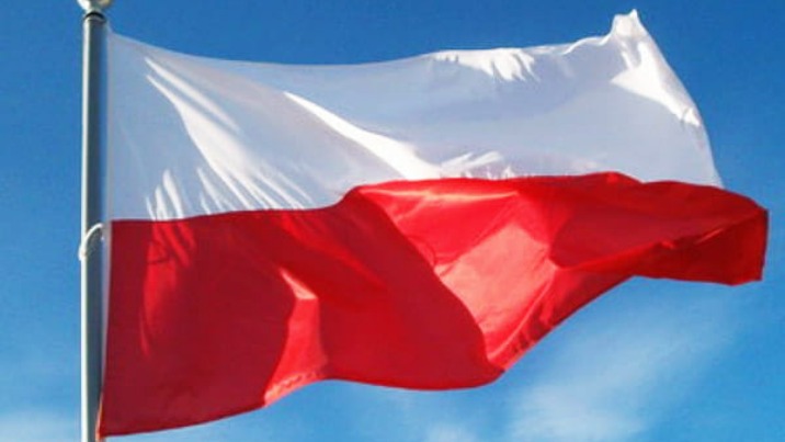 Konin. Młodzież zachęca do wspólnego malowania flagi Polski