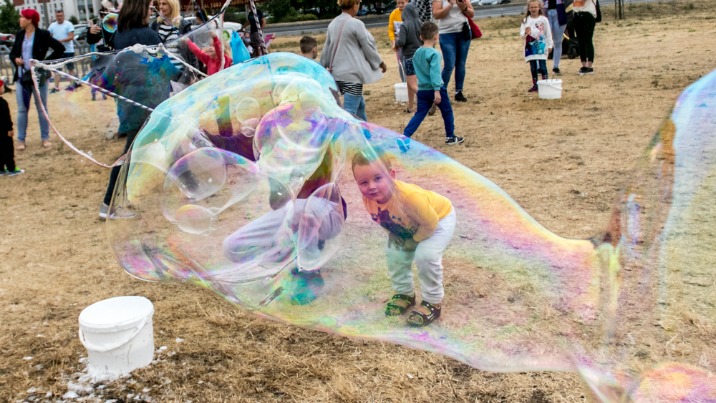 Konin. Bańkowe szaleństwo na błoniach. Bawią małych i dużych