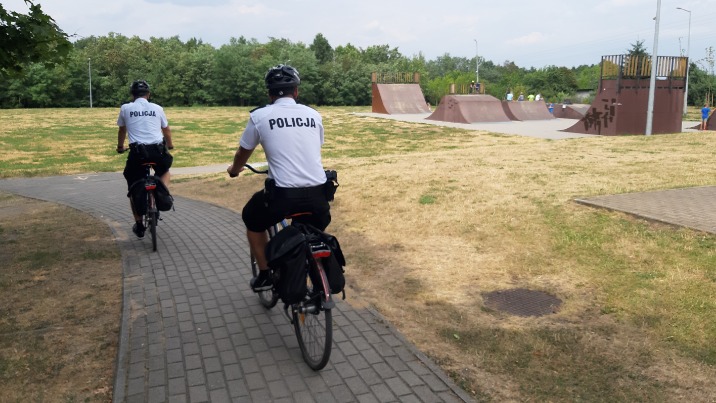 Policjanci na rowerach w miejscach odwiedzanych przez młodzież