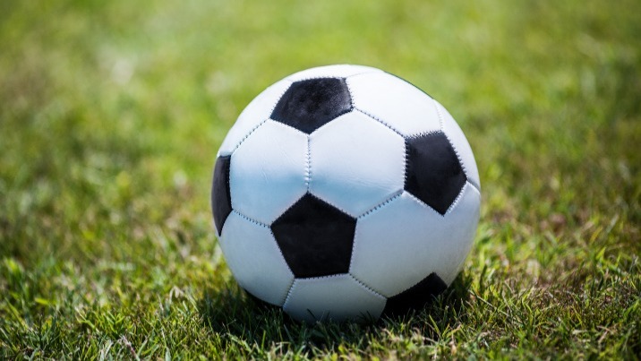 Niższe ligi piłkarskie: MKS Dąbie wciąż liderem i wciąż niepokonany