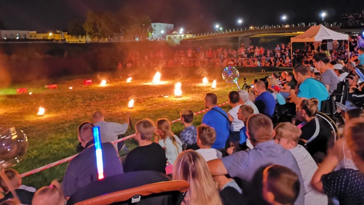 Festiwal ognia nad Wartą rozświetlił i ożywił koniński bulwar
