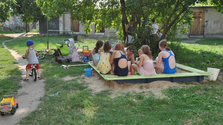 Piaskownica za blisko okien. Dzieci nie będą miały się gdzie bawić