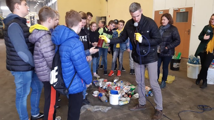 Edukują uczniów o segregacji śmieci. Burmistrz założył rękawice