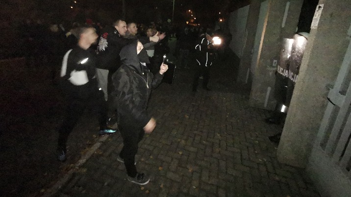 Zamieszki przed komendą policji w Koninie. Było niebezpiecznieÂ 