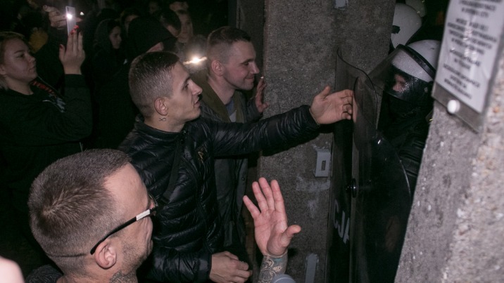 Zamieszki pod komendą, zablokowana ulica, interweniowała policja