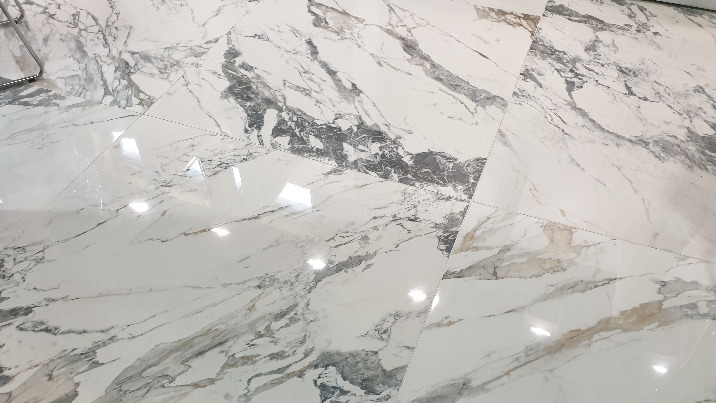 Płytki imitujące marmur - sposób na ponadczasową aranżację