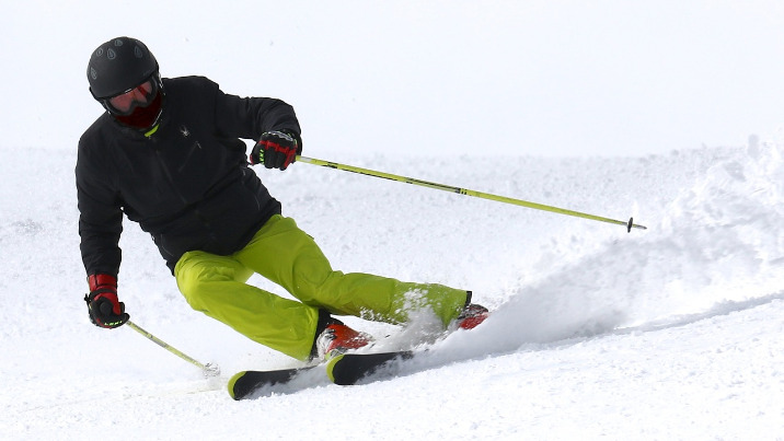Prezent pod choinkę dla narciarza - co ucieszy wielbiciela szaleństw na śniegu?