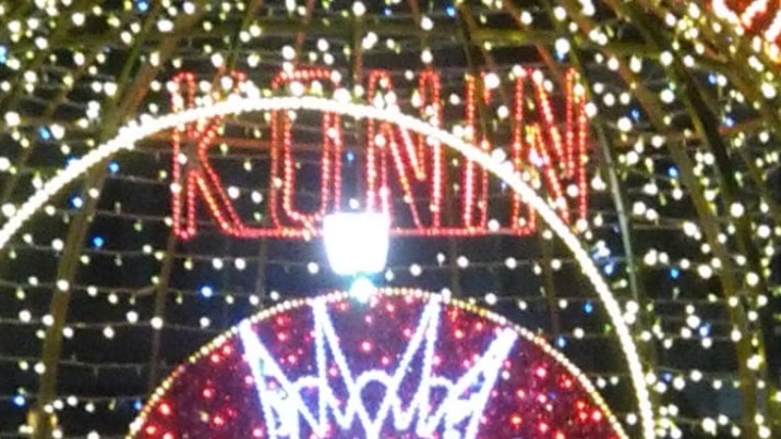 Lokalny dodatek do świątecznej dekoracji na konińskim rynku
