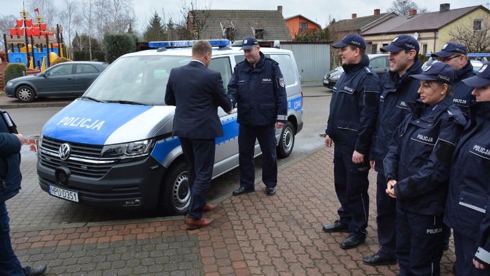 Policjanci z Kleczewa i Sompolna otrzymali nowe samochody