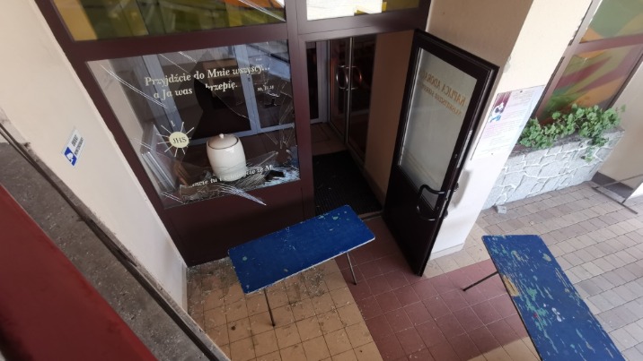 Kolejny atak wandali. Wybita szyba w kościele św. Maksymiliana