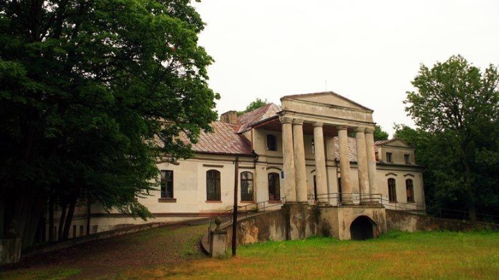 Grodziec. Zesp&oacute;ł pałacowo-parkowy w końcu ma nową właścicielkę