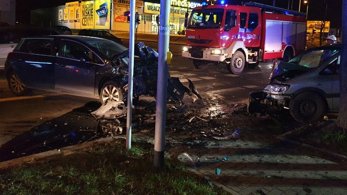 Zderzenia trzech samochodów na skrzyżowaniu. Dwie osoby ranne