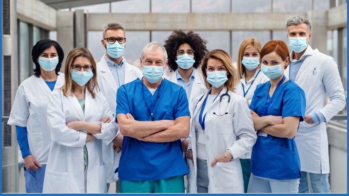 Lekarze zakładają maski chcąc dać przykład wszystkim Polakom