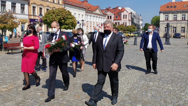 PiS i Solidarna Polska z kwiatami w 75 rocznicę zakończenia wojny