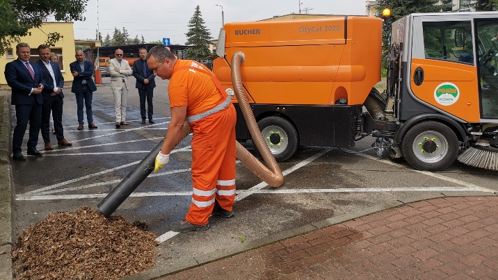 Nowoczesna zamiatarka chodnikowa wzbogaciła „tabor” PGKiM