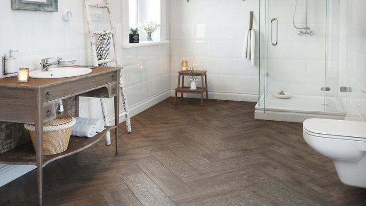 Jakie wybrać dodatki do białej łazienki z drewnianą podłogą?