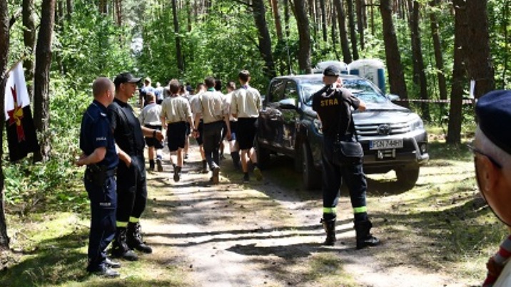 Policjanci ze strażakami i leśnikami na obozie harcerskim w Kiekrzu