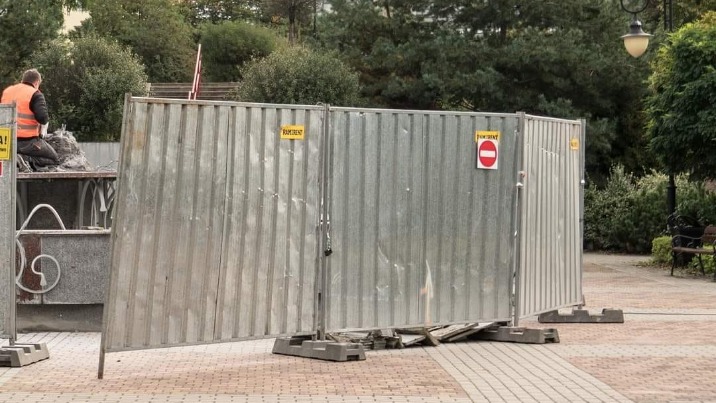 Ruszył remont fontanny na skwerze. Koń niebawem wróci na cokół