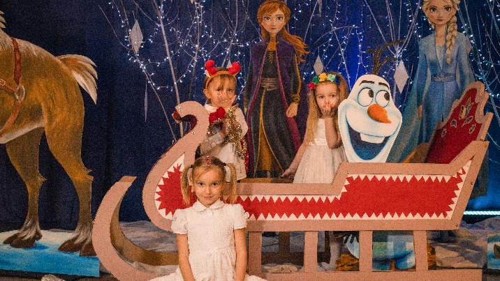 Bajkowa sceneria "Krainy Lodu" w Młodzieżowym Domu Kultury