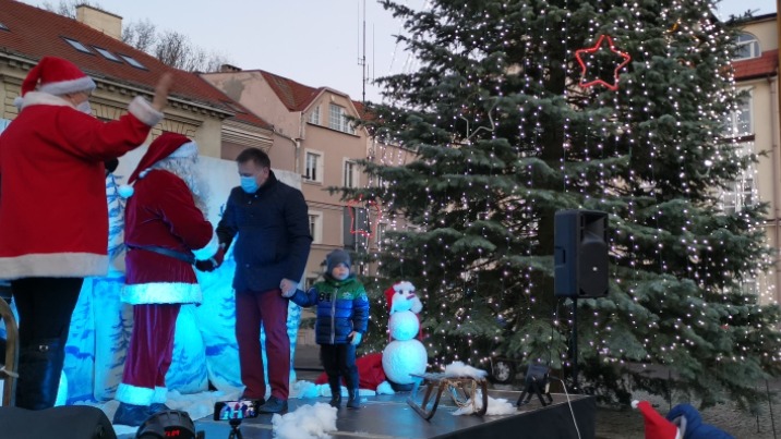 Na placu Wolności w Koninie świąteczna choinka w pełnej krasie