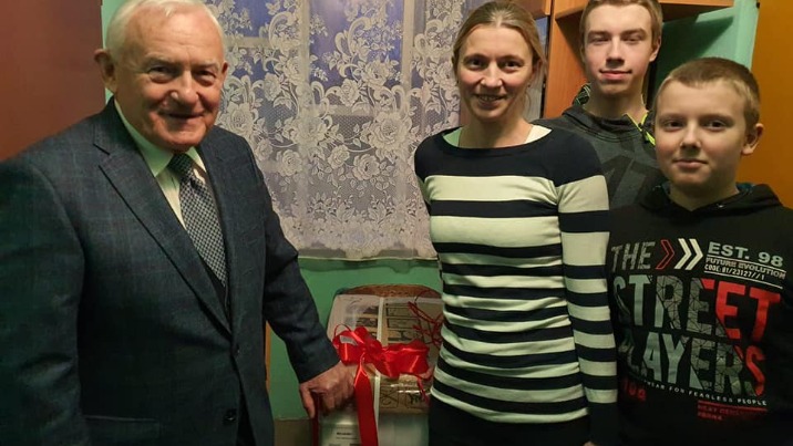 Leszek Miller ze świątecznym prezentem dla rodziny z gm. Rychwał