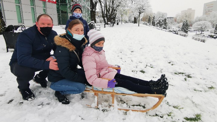 Konin. Całe rodziny korzystają z pierwszego w tym roku śniegu