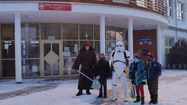 Konin. Postacie z &bdquo;Gwiezdnych wojen&acirc; witały uczni&oacute;w przed SP10