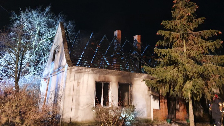 Starsi ludzie stracili dach nad głową po pożarze domu w Szczepidle