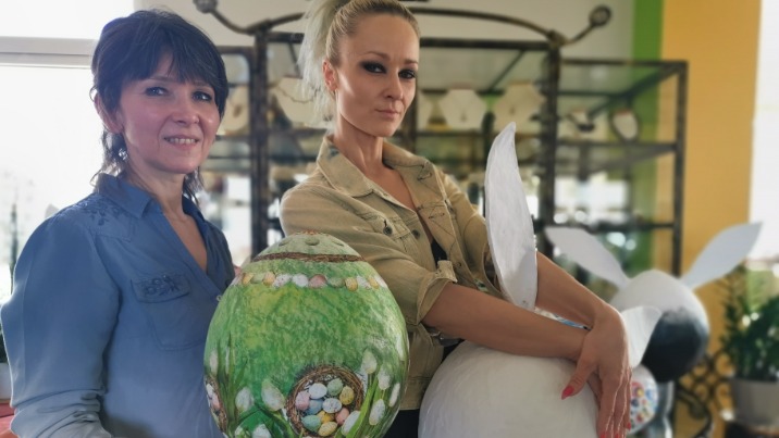 Wielkanocne jajka z tektury to wspólne działanie sióstr plastyczek