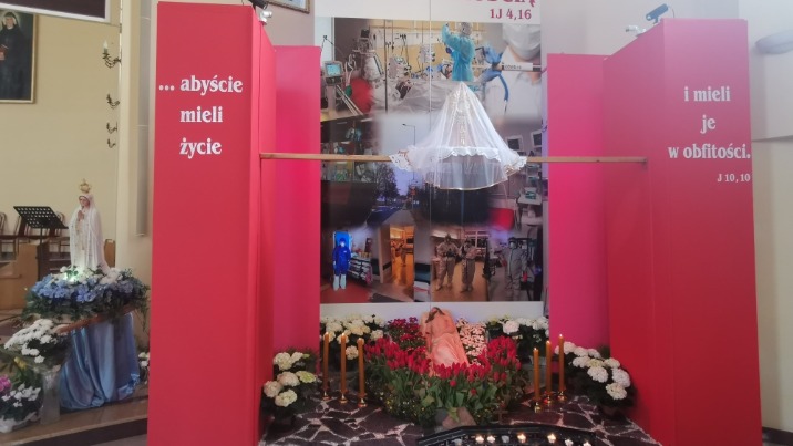 Groby Pańskie w kościołach, święcenie pokarm&oacute;w na zewnątrz