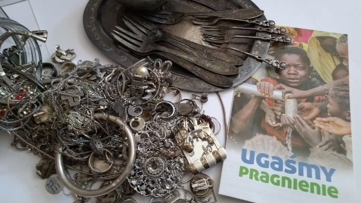 Zbierali zniszczone srebro i złoto na budowę studni w Czadzie